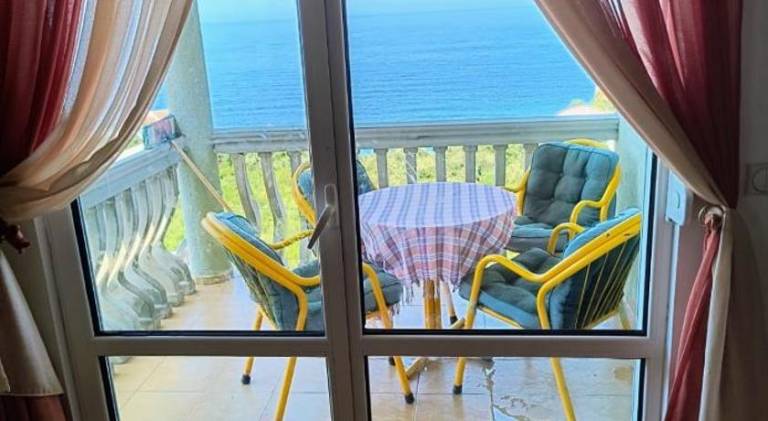 Rental apartment with BBQ, yard & patio — photo 5
