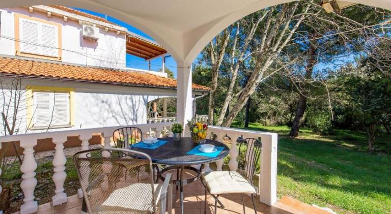 Holiday apartment with terrace, barbeque & garden — photo 4