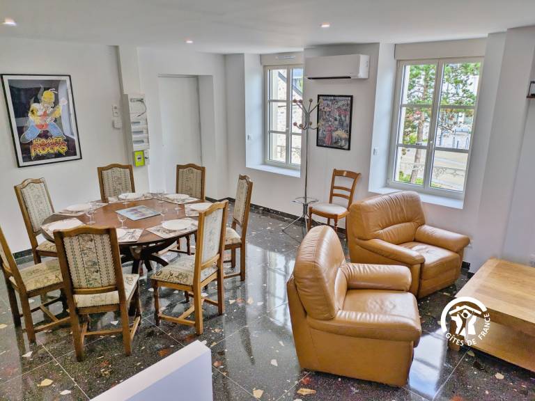 Modern cottage in Louverné, sleeps 6-8, pets allowed, parking in Mayenne
