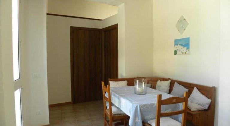 Holiday apartment with barbecue & yard — photo 4