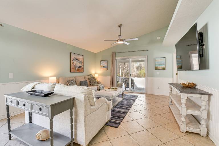 Easy Beach Access, Private Yard! Palm Cove Retreat — photo 5