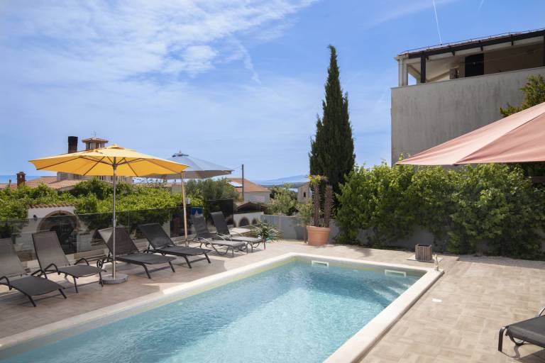 Villa with private pool, BBQ & yard | Water view — photo 3