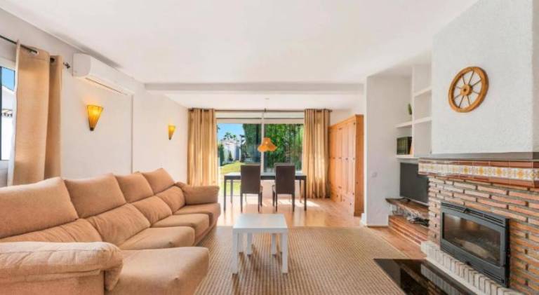 Rental apartment with pool & yard in Estepona