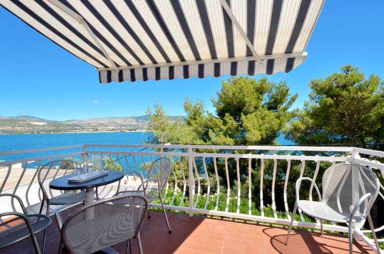 D large apt with big terrace, next to the beach in Okrug