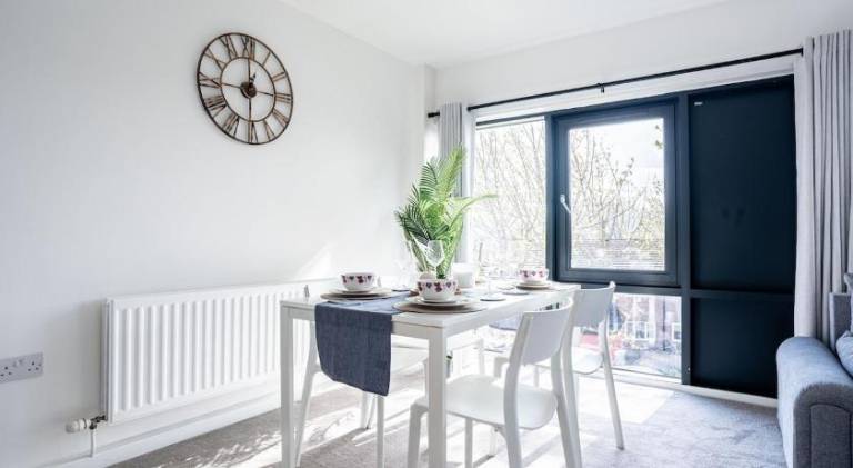 Leeds Luxury Apartment - Free Parking -Sleeps 12 — photo 3