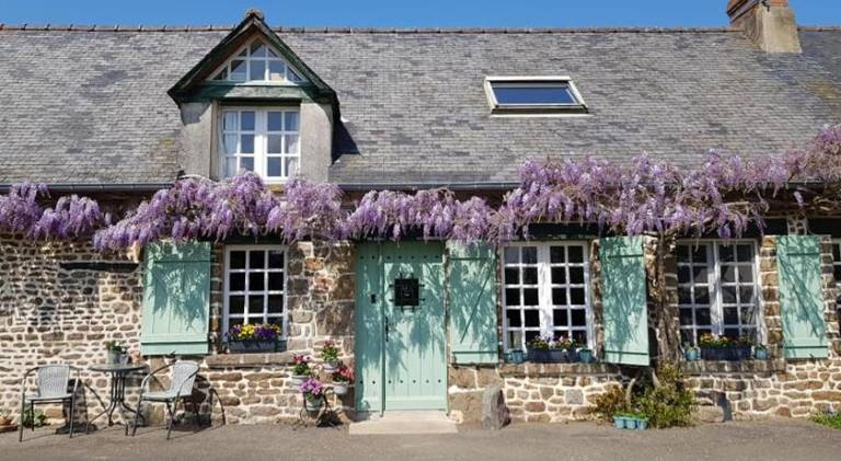House with barbeque, terrace & private pool in Mayenne