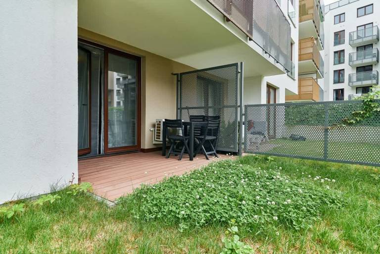 Rental apartment with yard & patio — photo 2