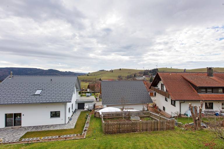 Alpine View Apartment with Mountain Views, Balcony & Wi-Fi — photo 3
