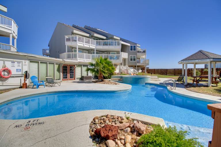 Beach & Heated Pool Access! Condo in Port Aransas — photo 4