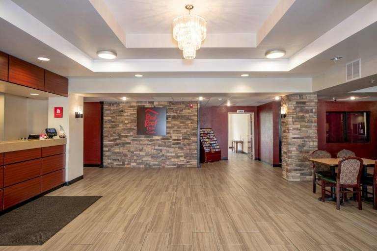 Red Roof Inn & Suites Indianapolis Airport in Marion, IN