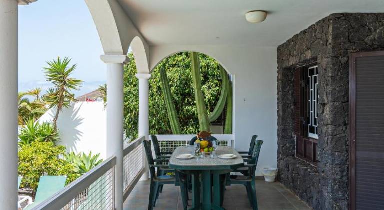 Villa with pool — photo 5