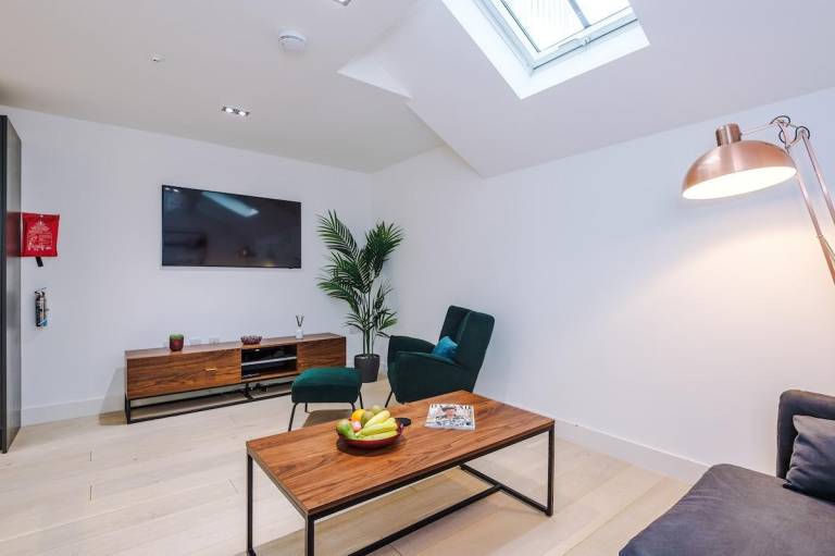 Fully equipped nice vacation home with garden | Near Manchester Town Hall | Good for workation | Pet-friendly in Manchester