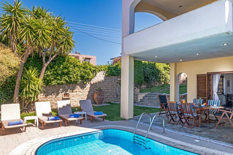 Fully equipped villa with barbeque, yard & private pool | Pets are welcome — photo 4