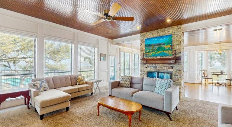 Spacious vacation home with pool | Dogs allowed — photo 3