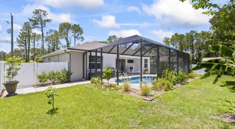 Vacation home with pool — photo 5