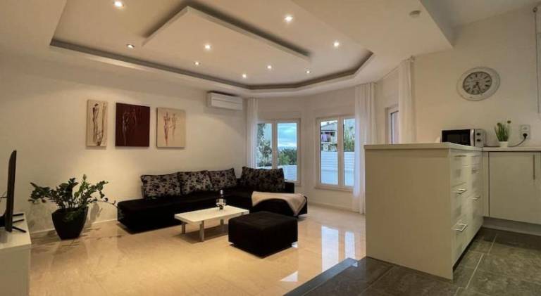 Rental apartment with terrace & grill in Podstrana