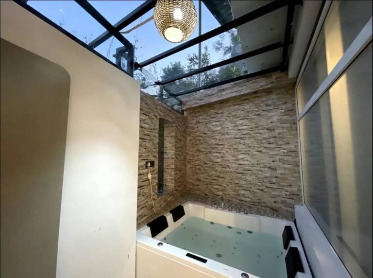 Villa with barbecue, yard & jacuzzi — photo 5