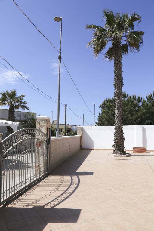 House with garden | Beach view — photo 5