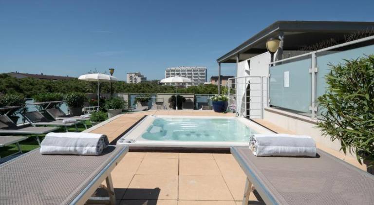 Serviced apartment with sauna, patio & jacuzzi — photo 4