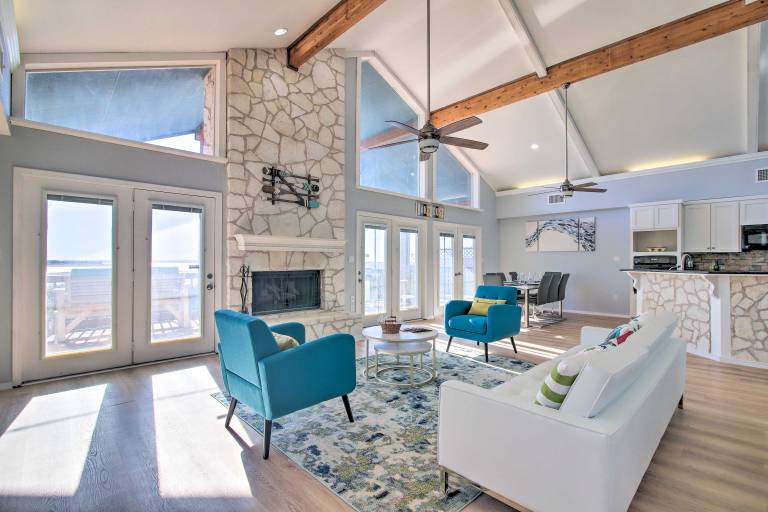 Private Deck & Grill: Sunny Lakefront Escape — photo 3