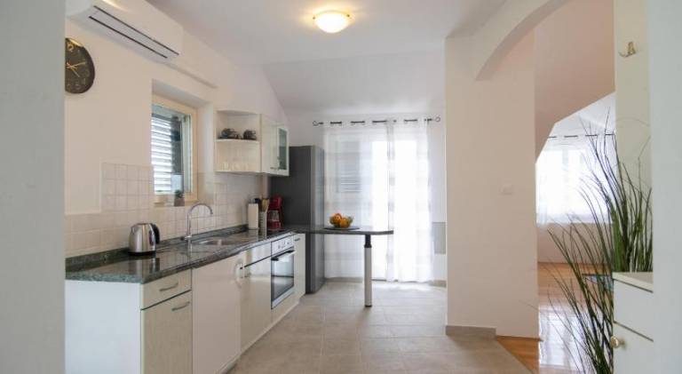Apartment with garden & terrace — photo 3
