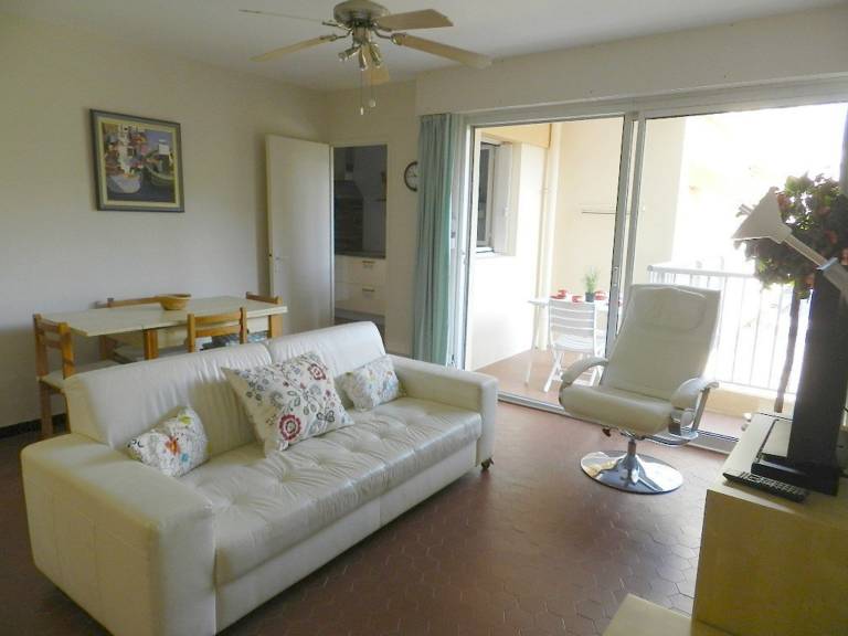 Apartment with pool — photo 2