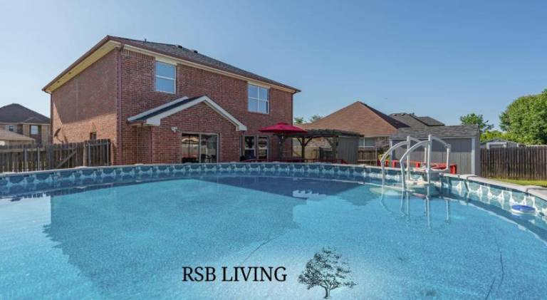 Ample vacation home with pool | Dogs allowed in Grand Prairie, TX