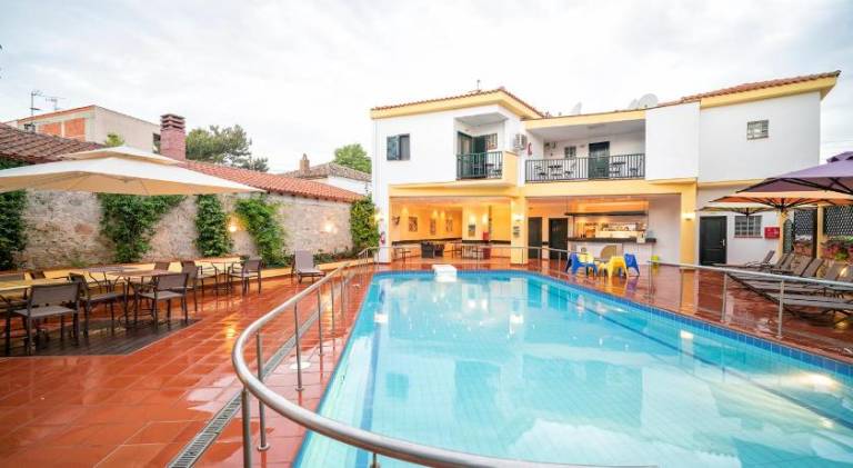 Serviced apartment with pool, yard & patio | Pet-friendly — photo 2