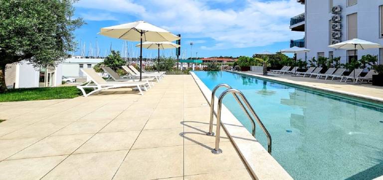 Apartment with pool, garden & terrace | Beach view in Novigrad