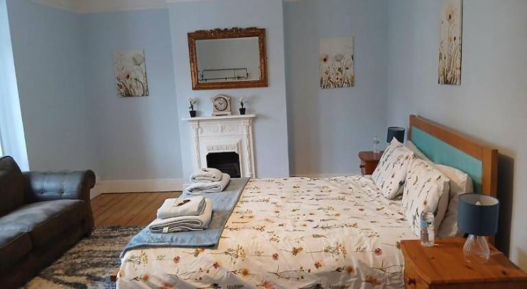Spacious 4 Bedroom House, Garden, Nr Ipswich Town Centre with hot tub — photo 2