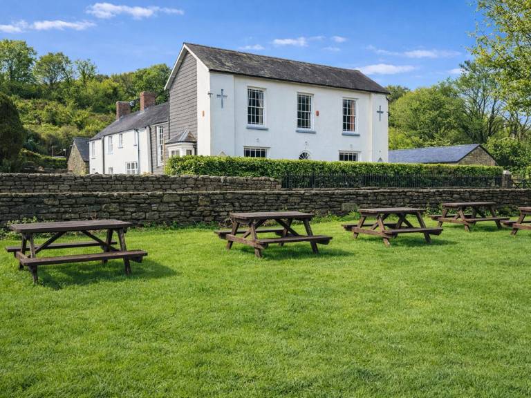 Cottage with jacuzzi & yard in Carmarthen