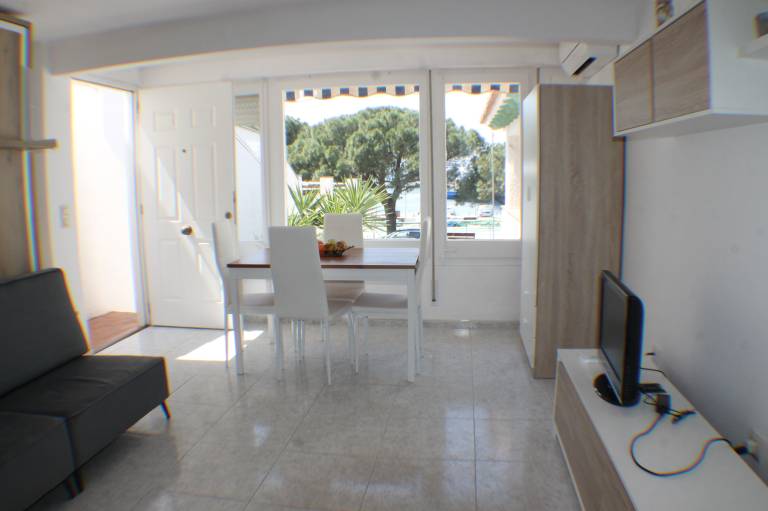 Family-friendly rental apartment with patio & yard | Close to the beach | Pet-friendly in Roses