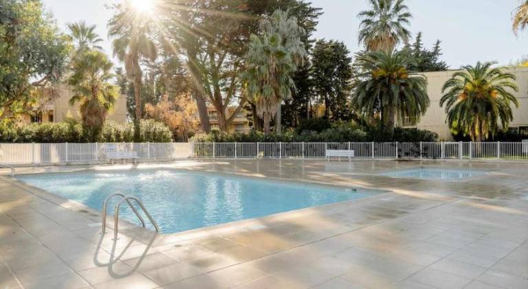 Hello Cote d'Azur - Spacious apartment at a 5 min walk from the beach in Valbonne
