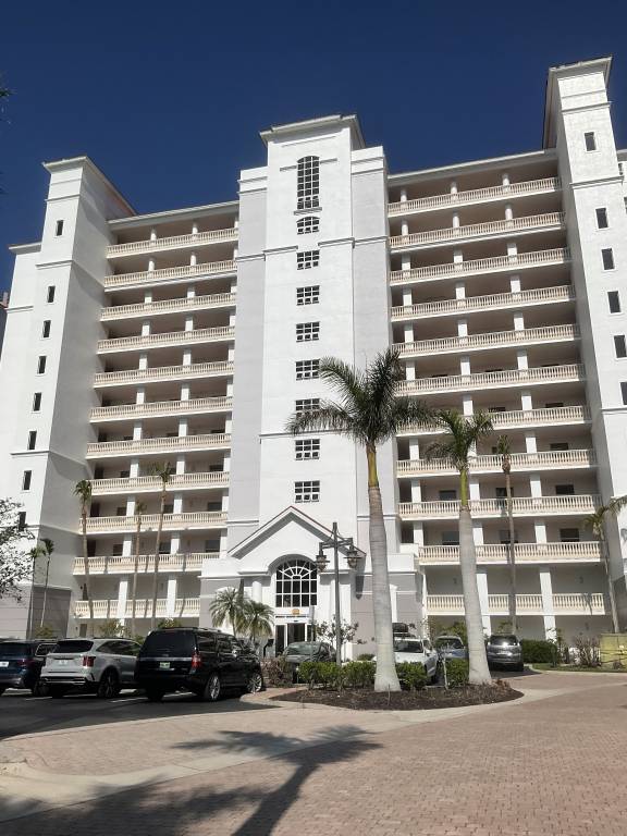 Condo Pelican Bay