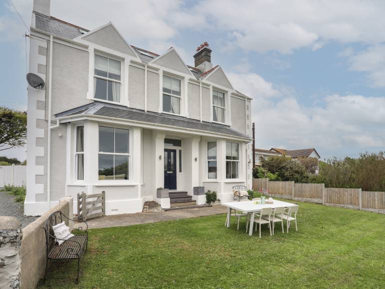 Family-friendly cottage with BBQ & garden | Beach view | Next to the beach | Pets allowed in Holyhead
