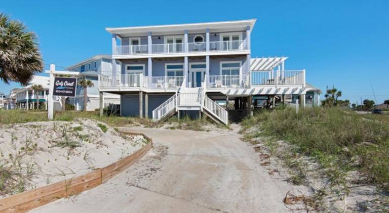 Charming vacation home with pool | Beach nearby | Pets are welcome in Pensacola, FL