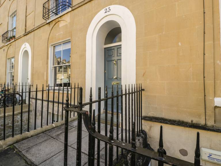 Family-friendly beautiful cottage | Next to Roman Baths | Pet-friendly — photo 3