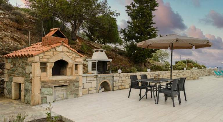 Villa with pool — photo 5