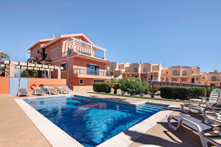 Fully equipped beautiful villa with garden, terrace & private pool | City view | Pets allowed in Albufeira