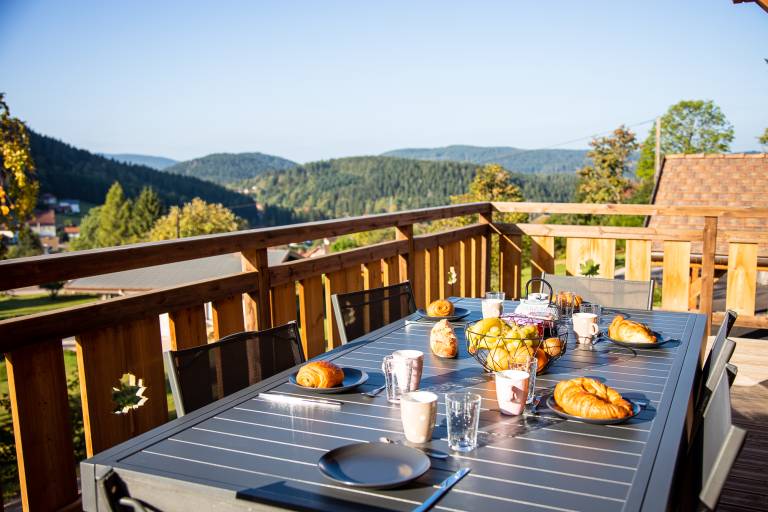 Chalet with barbeque, sauna & hot tub | Mountain view — photo 2