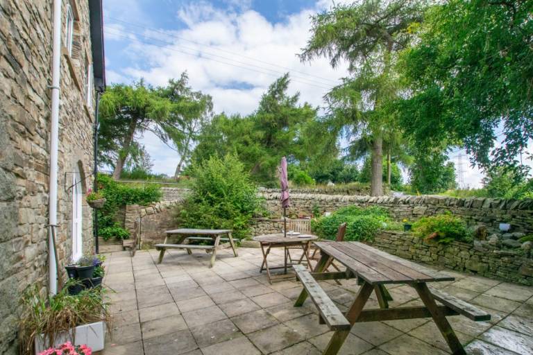 Charming cottage with BBQ & yard | Pets allowed — photo 4
