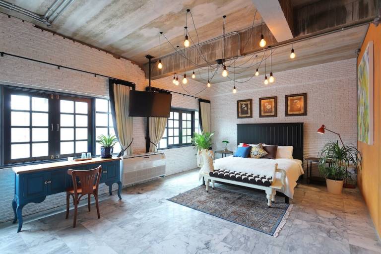 Rental with terrace & yard | City view