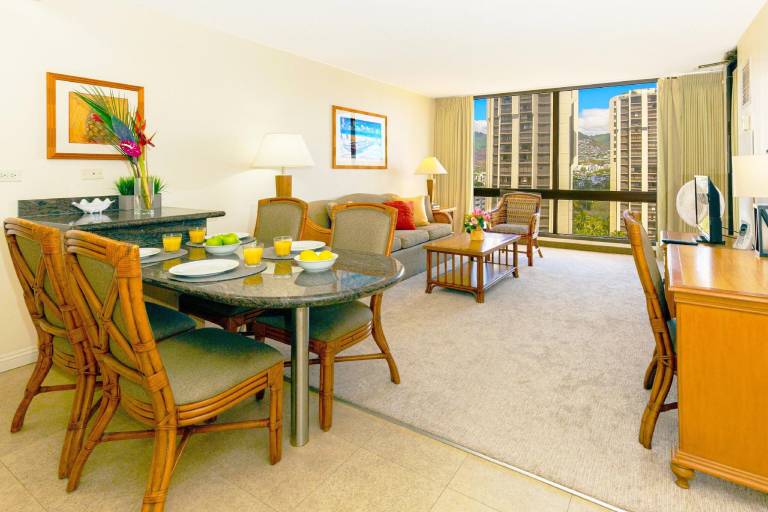 Waikiki Sunset Close to Beach with Parking in Wai