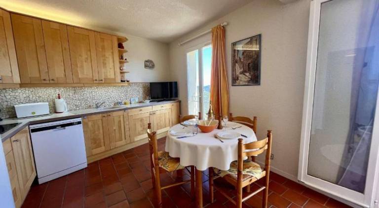 Holiday apartment with pool — photo 3