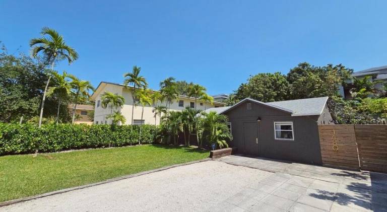 Casa Eden - Half mile to Lauderdale Marine Center - 4 bedrooms - 2 bathrooms — photo 5