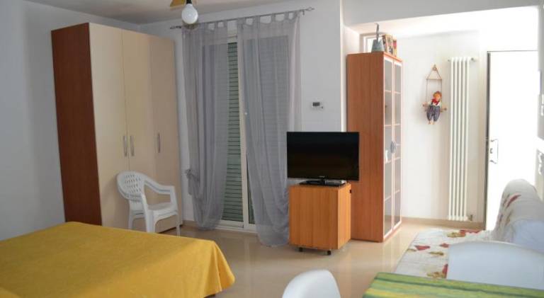 Lovely serviced apartment with patio | Beach nearby | Pets allowed — photo 2