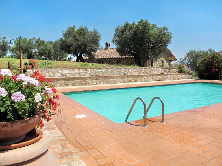 Vacation home with yard, private pool & barbeque | Nature view — photo 2
