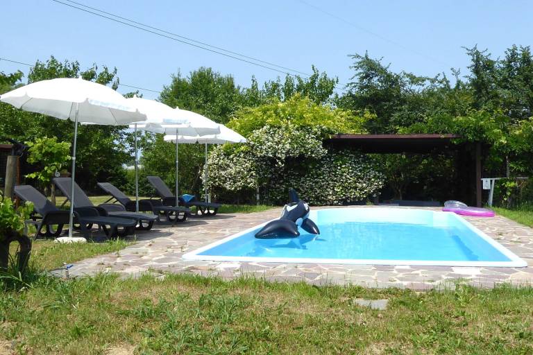 Rental with terrace, pool & yard — photo 4