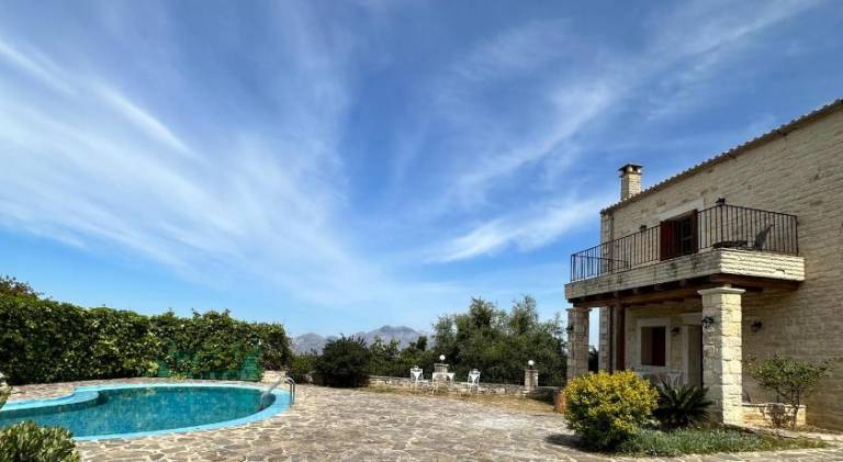 Villa with patio, garden & private pool | Pets are welcome — photo 3