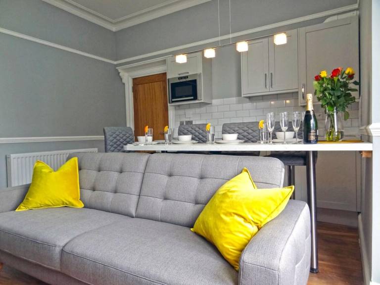 Apartment with terrace — photo 3